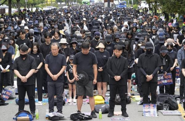 韩国教师集会要求新法律反对虐待父母