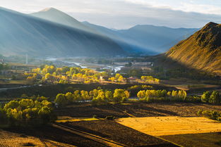 贡嘎山图片,贡嘎山，位于中国四川省甘孜藏族自治州康定市，是横断山脉的南部高峰，也是中国著名的十大名山之一