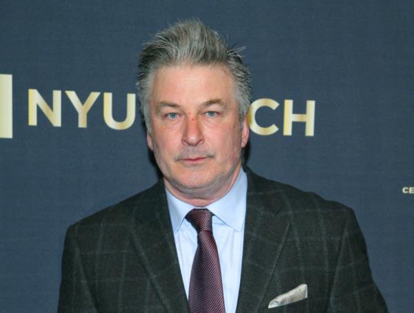 亚历克·鲍德温(Alec Baldwin)将于今年夏天接受审判，罪名是在《锈》(Rust)电影拍摄现场杀人