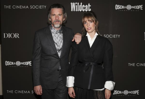 伊桑·霍克(Ethan Hawke)和玛雅·霍克(Maya Hawke)有一个关于弗兰纳里·奥康纳(Flannery O’connor)的电影《野猫》(Wildcat)的笑话