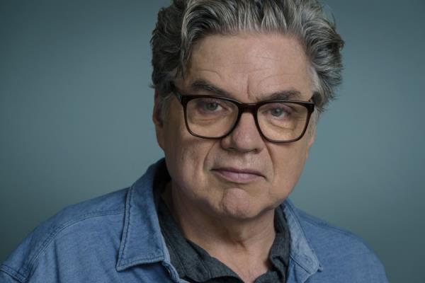 奥利弗·普拉特(Oliver Platt)是如何一边拍《熊》(The Bear)，一边在《芝加哥医院》(Chicago Med)打卡的?