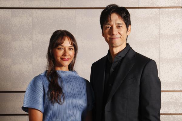 在由拉什达·琼斯(Rashida Jones)主演的新Apple TV+推理剧《阳光灿烂》(Sunny)中，人工智能呈现出了优点和缺点