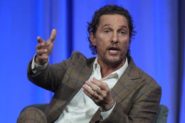 演员马修·麦康纳(Matthew McConaughey)告诉州长，他仍在考虑未来竞选政治职位