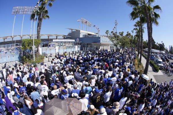 大谷狂躁再次爆发与第二次赠送摇头娃娃道奇队的重击手和他的狗